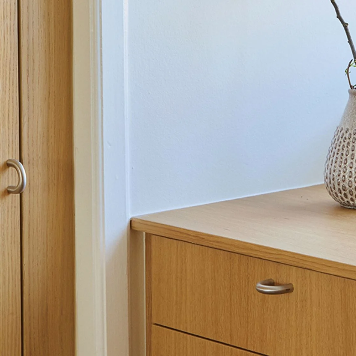 Knud Curved Cabinet Pull